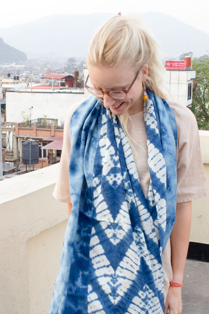 Scarf folding store