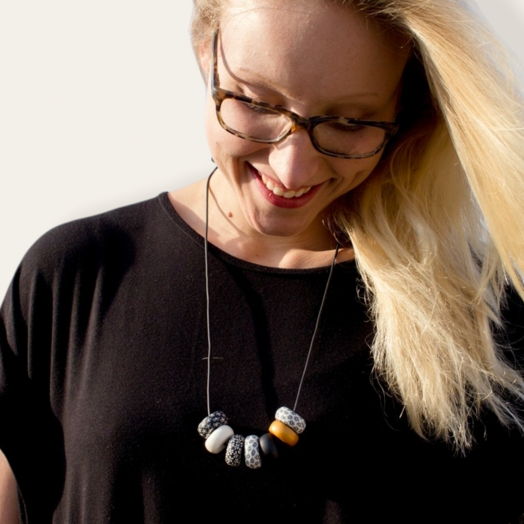 Rondelle - Black/ White with Contrast 7 beads
