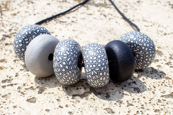Rondelle - Grey/ White/ Black One Pattern 6 beads - MuniMuni
