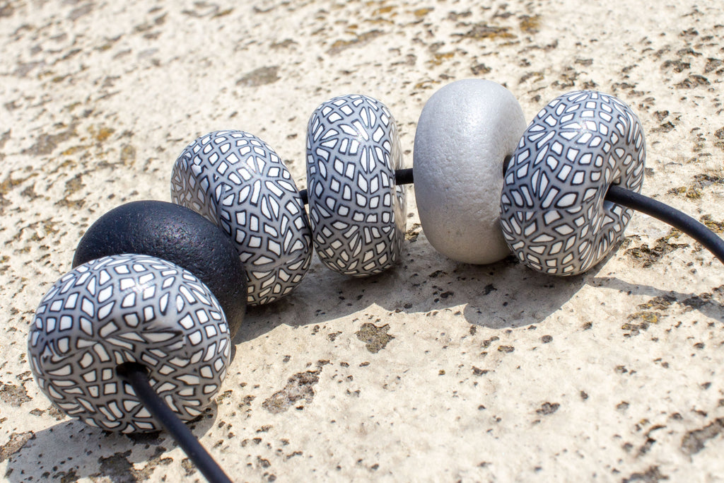 Rondelle - Grey/ White/ Black One Pattern 6 beads - MuniMuni