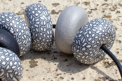 Rondelle - Grey/ White/ Black One Pattern 6 beads - MuniMuni