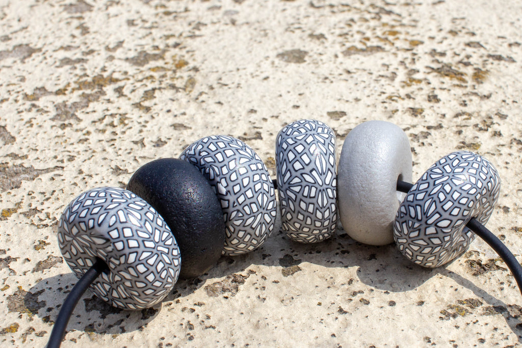 Rondelle - Grey/ White/ Black One Pattern 6 beads - MuniMuni