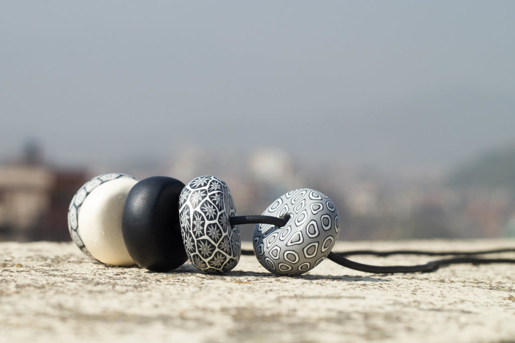 Rondelle - Black/ White/ Grey 5 beads - MuniMuni