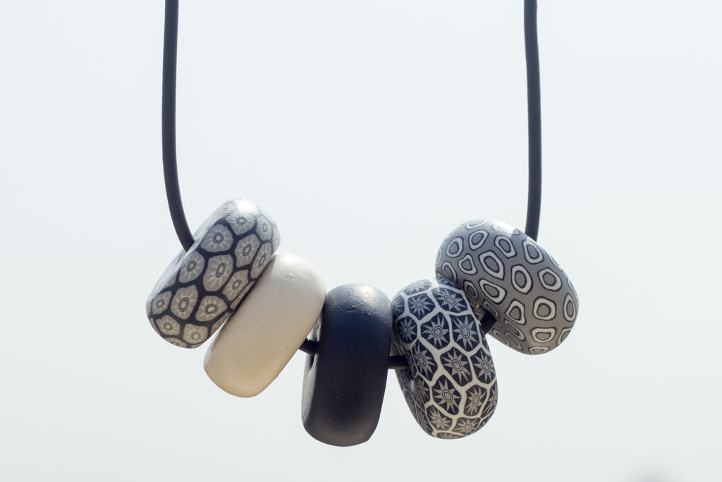 Rondelle - Black/ White/ Grey 5 beads - MuniMuni