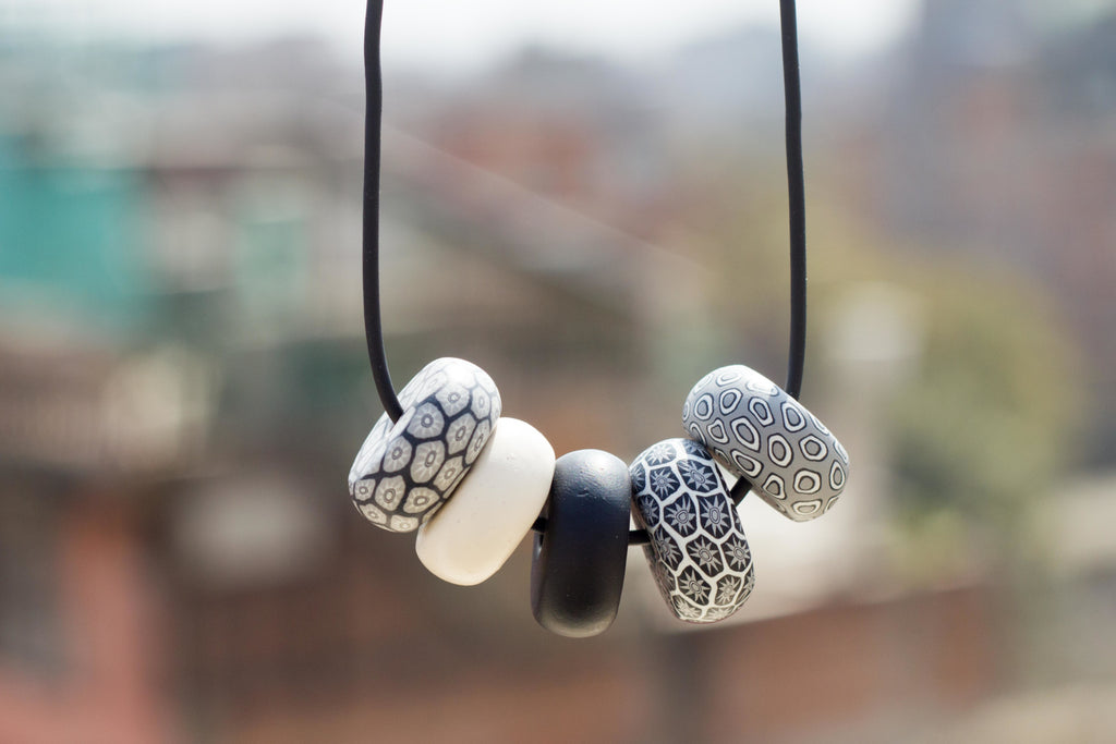 Rondelle - Black/ White/ Grey 5 beads - MuniMuni